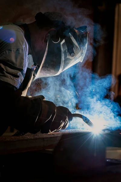 Soudeur Travaille Avec Profil Métallique Assemblage Structures Métalliques Dans Production — Photo