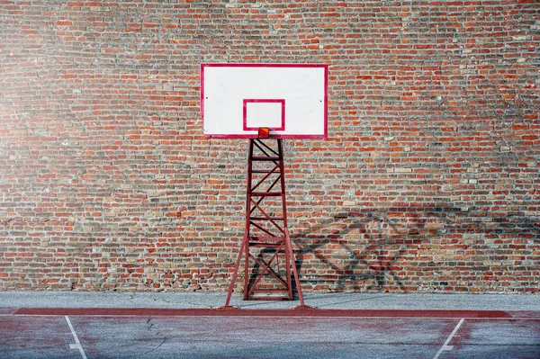 Cancha Baloncesto Rodeada Por Las Paredes Ladrillo Fondo Tema Deporte — Foto de Stock