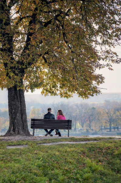 贝尔格莱德 塞尔维亚 年轻人浪漫情侣座位坐在板凳上美丽的秋天的下午在塞尔维亚首都贝尔格莱德 2014 — 图库照片