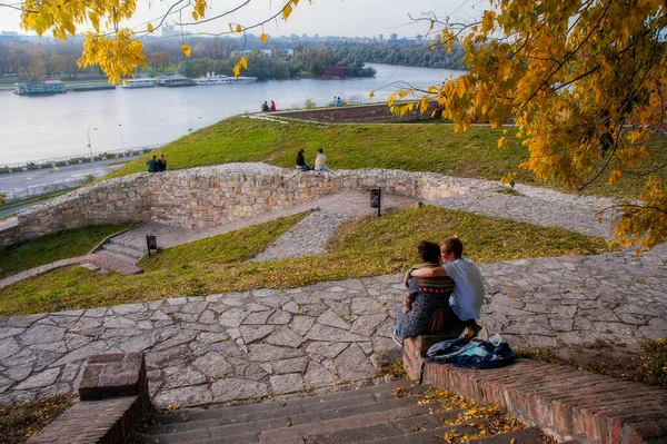Belgrade Serbia Listopad Młode Romantyczne Pary Siedzące Murze Twierdzy Piękne — Zdjęcie stockowe
