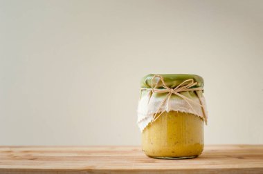 Tahta masada bir kavanozda humus.