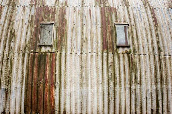 Rusty Kovová Stěna Starý Opuštěný Sklad Rozbitými Okny — Stock fotografie