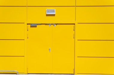 Sarı kapı depolama binası