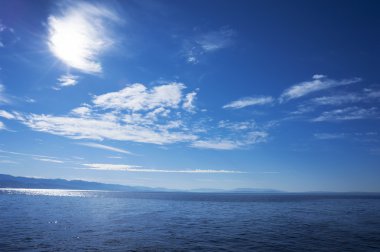 Deniz su yüzey bulutlu gökyüzü mavi