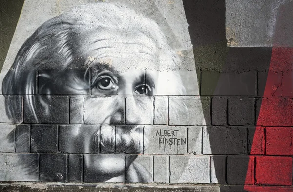 Albert einstein graffiti an der wand im opatija angiolina park. — Stockfoto