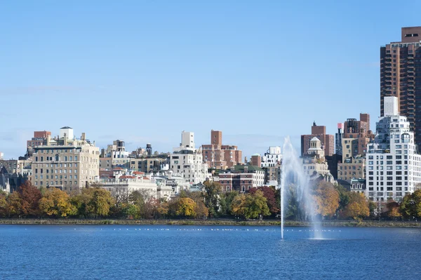 Late herfst namiddag op het reservoir in central park — Stockfoto