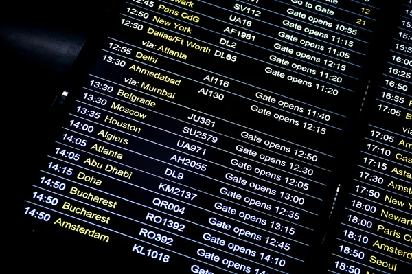 Departures flight information schedule in international airport — Stock Photo, Image