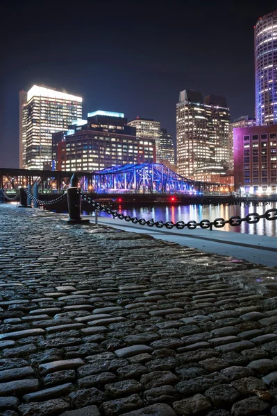 Boston Harbor and Financial District at night in Boston, Massachusetts. — Stock Photo, Image