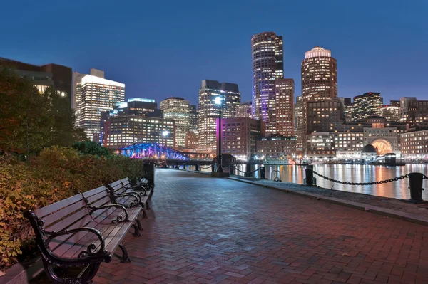 Boston Harbor och finansdistriktet på natten i Boston, Massach — Stockfoto