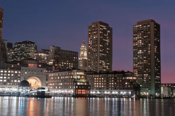 波士顿港口和金融区夜间在波士顿，Massach — 图库照片