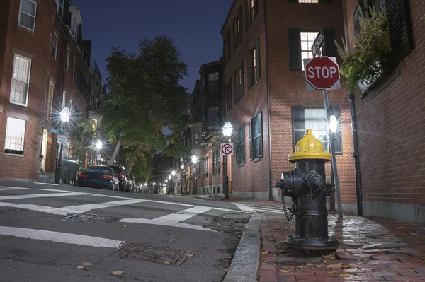 Rua estreita em Beacon Hill à noite, Boston . — Fotografia de Stock