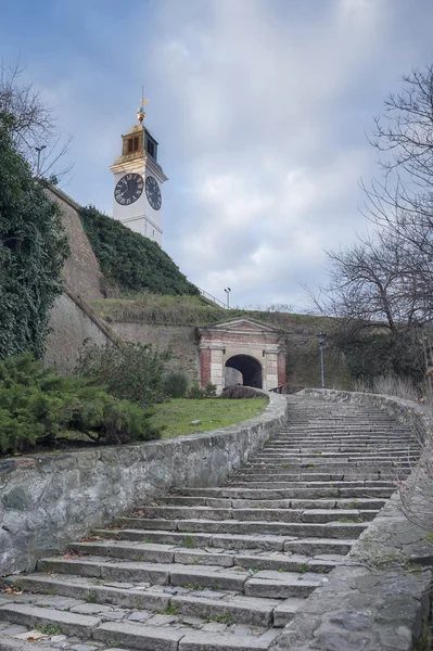 Wieża zegarowa, charakterystyczny punkt orientacyjny twierdzy Petrovaradin, — Zdjęcie stockowe