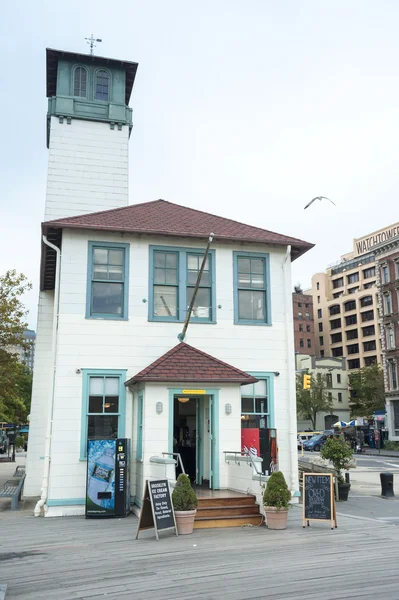 Famosa Brooklyn Ice Cream Factory em Fulton Landing na frente de — Fotografia de Stock