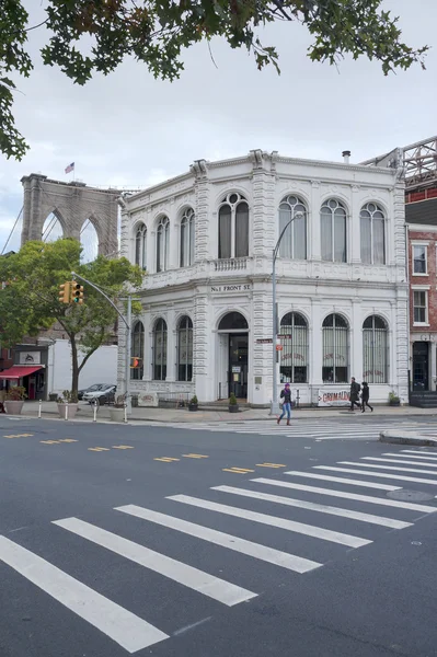 Escena de la vieja calle Fulton en el área de Dumbo en el puente de Brooklyn en New — Foto de Stock