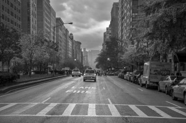Yağmurlu bir gün sokak olay yerinde Park Avenue New York City, siyah ve W