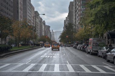 Yağmurlu bir gün sokak sahne Park Avenue New York'ta