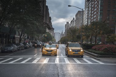 Yağmurlu bir gün sokak sahne Park Avenue New York'ta
