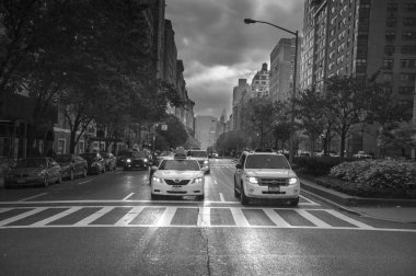 Yağmurlu bir gün sokak olay yerinde Park Avenue New York City, siyah ve W