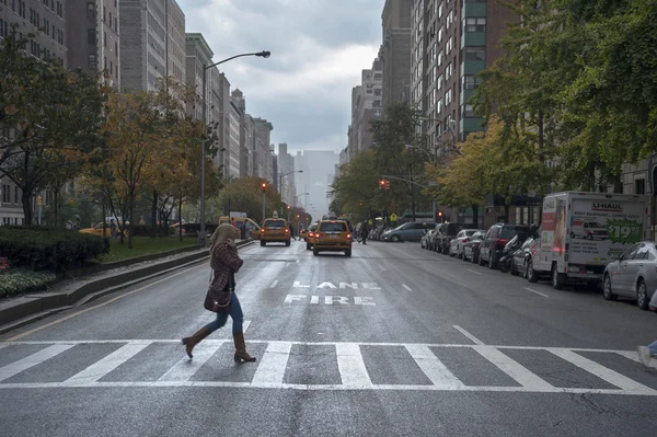 Scena di strada piovosa al Park Avenue di New York — Foto Stock