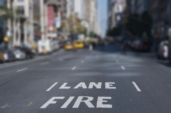 Arka plan ateş Lane New York şehir sokaklarını bulanıklık — Stok fotoğraf