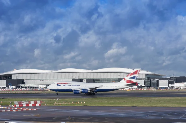 英国的航空公司飞机在希思罗机场起飞，在多云的 d — 图库照片