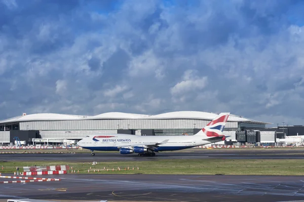 Britisches Flugzeug hebt bei bewölktem Himmel am Flughafen Heathrow ab — Stockfoto