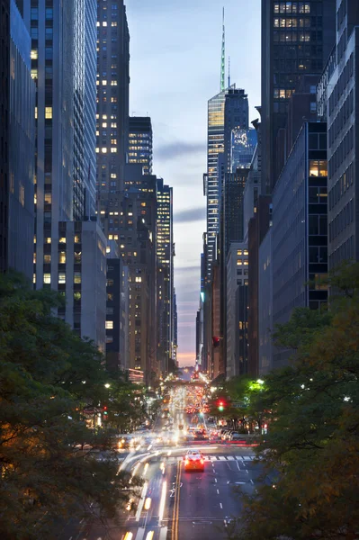 Traffico notturno sulla 42esima Strada, New York Foto Stock