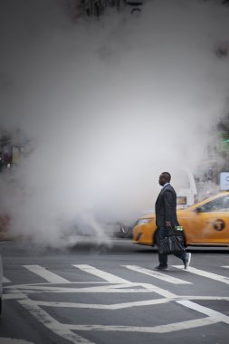 İşadamı geçiş sokak Herald Square New York City