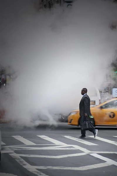 Empresario cruzando calle en Herald Square Nueva York — Foto de Stock