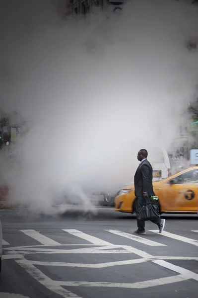 Forretningsmand krydser gaden på Herald Square New York City Royaltyfrie stock-fotos