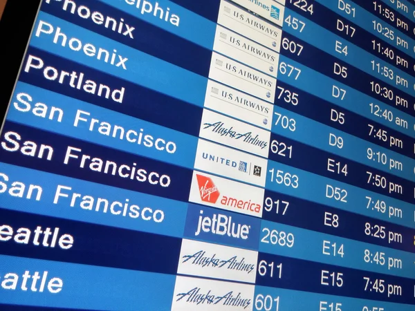 Tablero de visualización de llegada en la terminal del aeropuerto —  Fotos de Stock