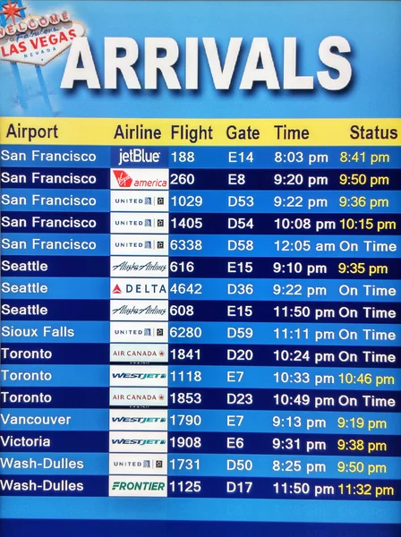 Placa de exibição de chegada no terminal do aeroporto — Fotografia de Stock