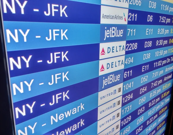 Tablero de visualización de llegada en la terminal del aeropuerto —  Fotos de Stock