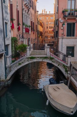 Venedik kanalları, İtalya. Gün batımında güzel şehir manzarası. Ünlü turizm beldesi.