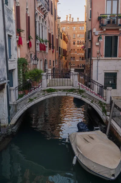 Venedik kanalları, İtalya. Gün batımında güzel şehir manzarası. Ünlü turizm beldesi.