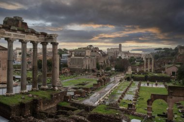 Roma, İtalya - 17 Şubat 2026: Roma Forumu gündoğumunda turistler olmadan. Foro Romano, Antik Roma Şehri
