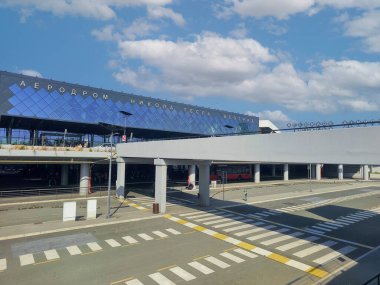 Sırbistan 'ın başkenti Belgrad' daki Nikola Tesla Havalimanı 'nın ana terminali açık güneşli bir günde ve yaz mevsiminde bazı beyaz bulutlar