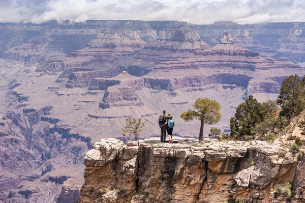 Grand Canyon wandelaar jonge paar portret. Rechtenvrije Stockfoto's