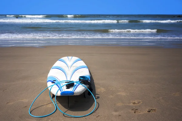 Surfplank op zand op strand — Stockfoto