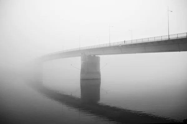 Brücke im Nebel — Stockfoto