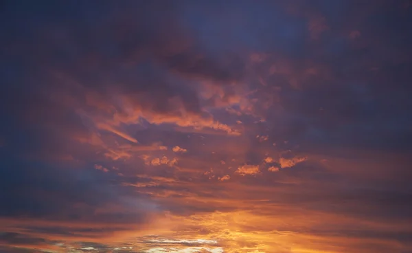 Schöner und farbenfroher Sonnenuntergang — Stockfoto