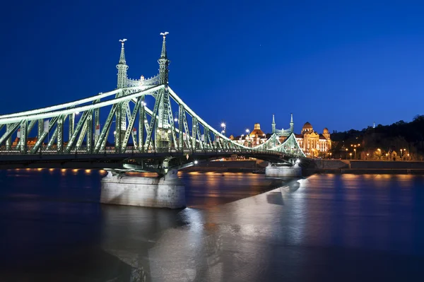 布达佩斯自由大桥夜景 — 图库照片