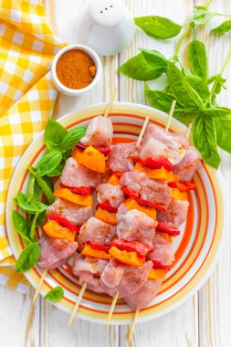 şiş üzerinde ham kebap