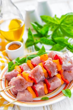 şiş üzerinde ham kebap