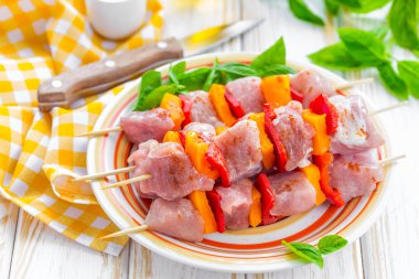 şiş üzerinde ham kebap