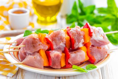 şiş üzerinde ham kebap