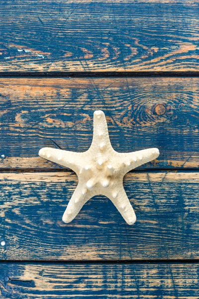 Морские звезды на деревянном фоне — стоковое фото