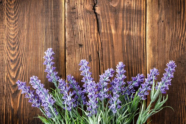 Flores de lavanda sobre fondo de madera — Foto de Stock