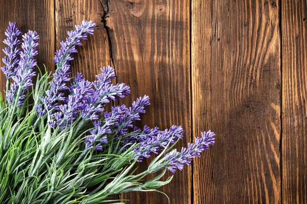 Flores de lavanda em fundo de madeira — Fotografia de Stock