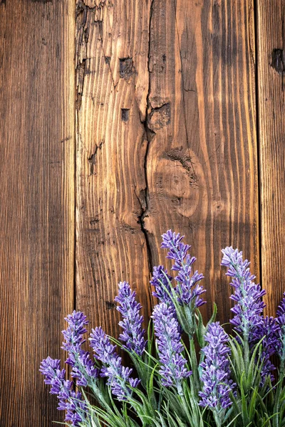 Flores de lavanda em fundo de madeira — Fotografia de Stock